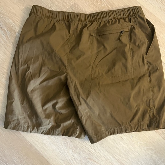 North Face Shorts XL - Picture 3 of 4